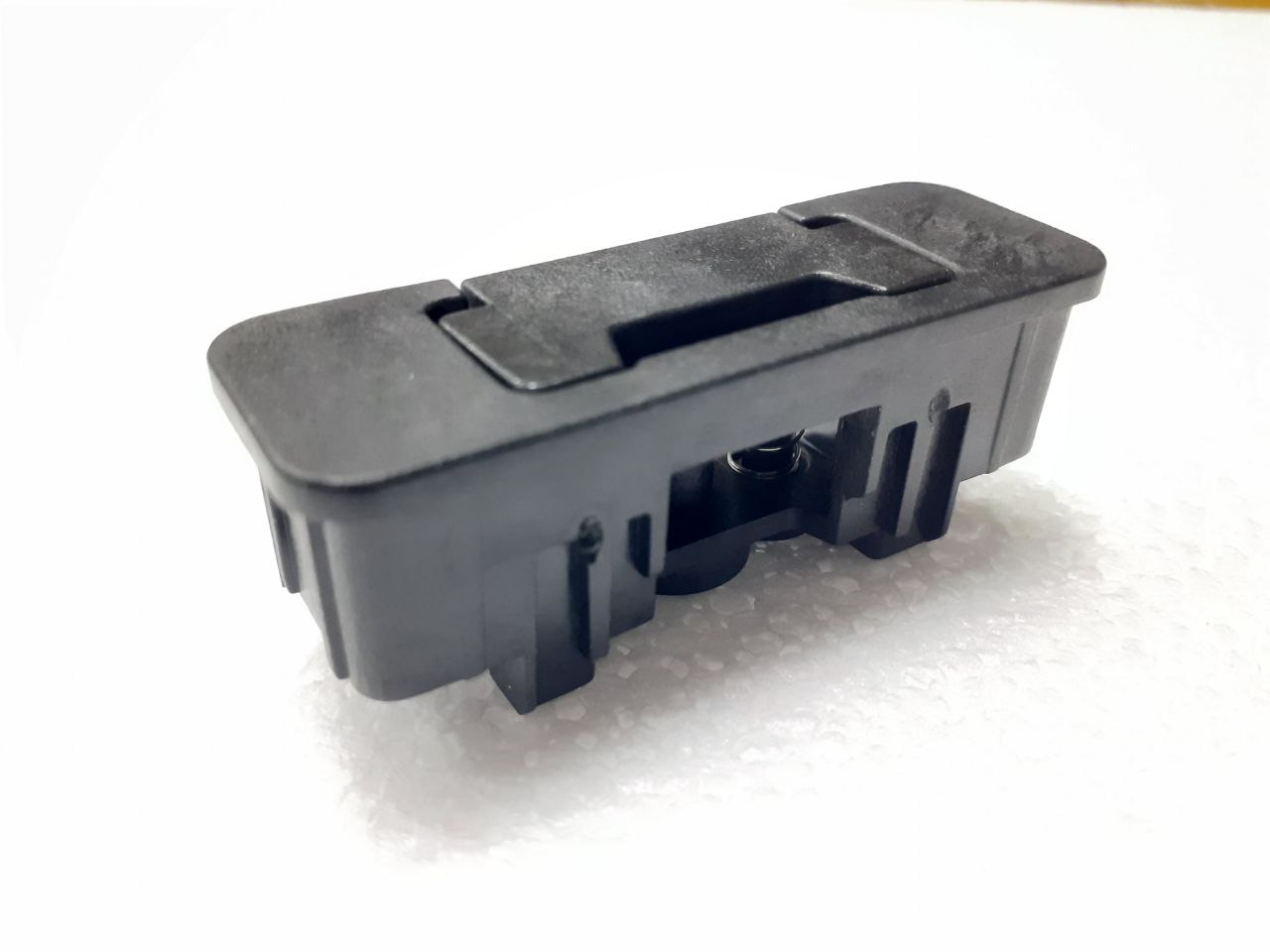 картинка Защёлка крышки мультиварки в сборе в Сервисном центре «Близнецов»